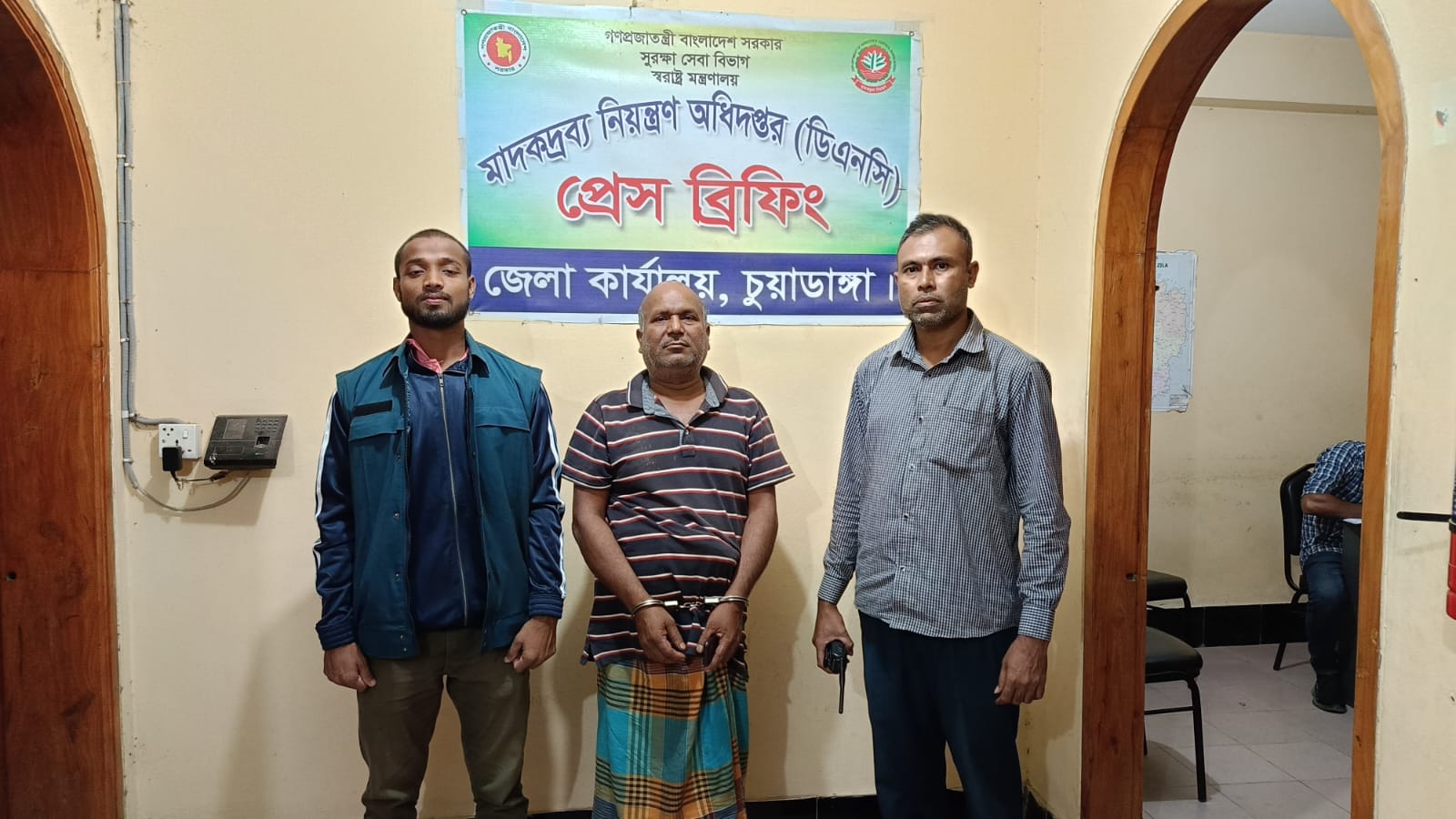 দর্শনায় রেক্টিফাইড স্পিরিটসহ মাদক ব্যবসায়ী আটক