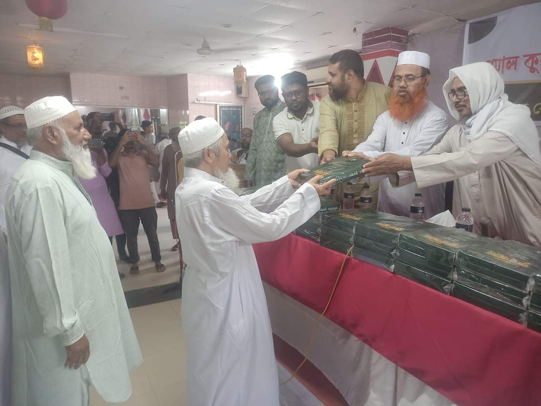 ঝিনাইদহে বয়স্ক শিক্ষার্থীদের মাঝে কোরআন মাজিদ বিতরণ