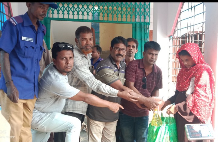 কুড়ুলগাছিতে ফ্যামিলি কার্ডধারী মানুষের মাঝে টিসিবি পণ্য বিক্রি শুরু
