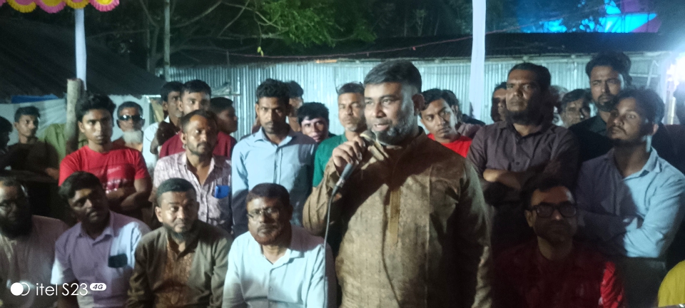 আলমডাঙ্গার গোপালনগরে পূজামণ্ডপ পরিদর্শনকালে বিএনপি নেতা শরীফ