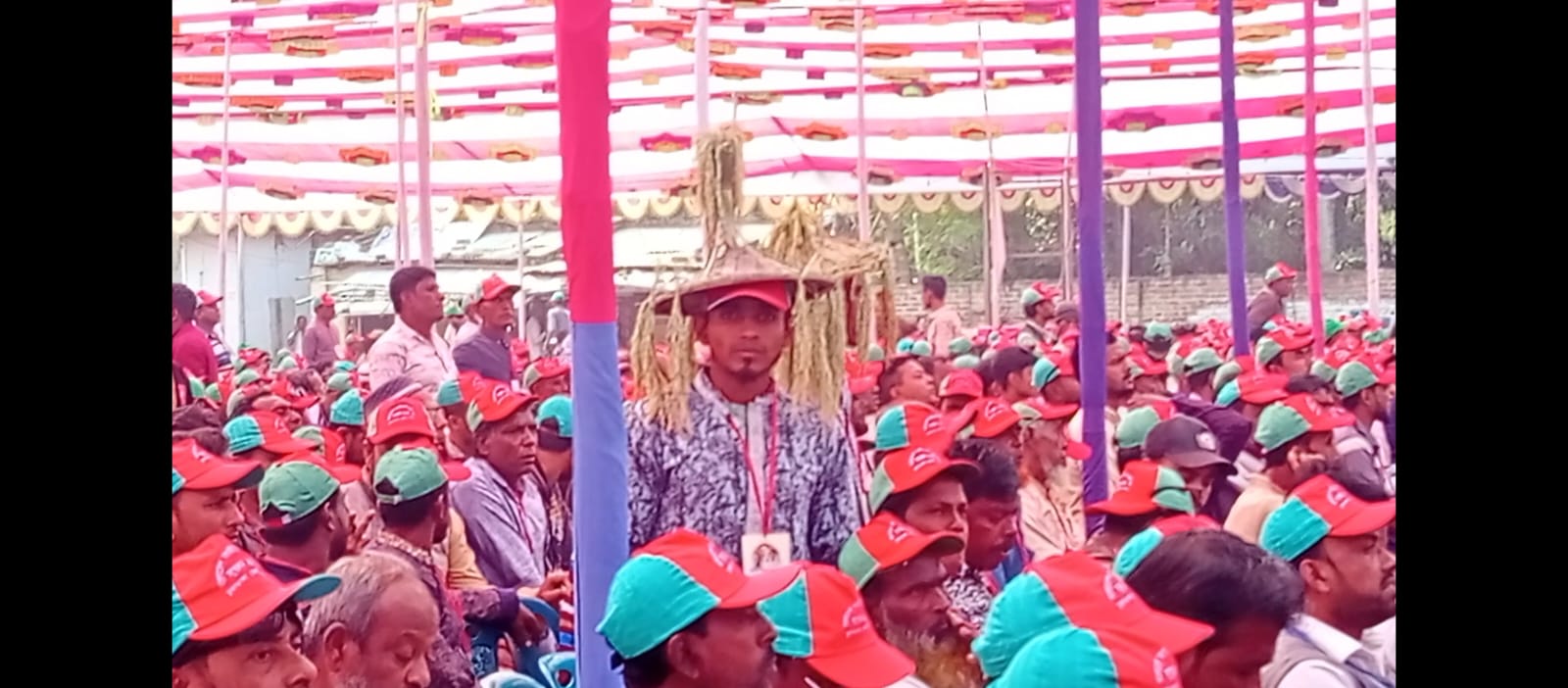 সম্মেলনে বিএনপি নেতা-কর্মীদের পোশাকে ধানের শীষ