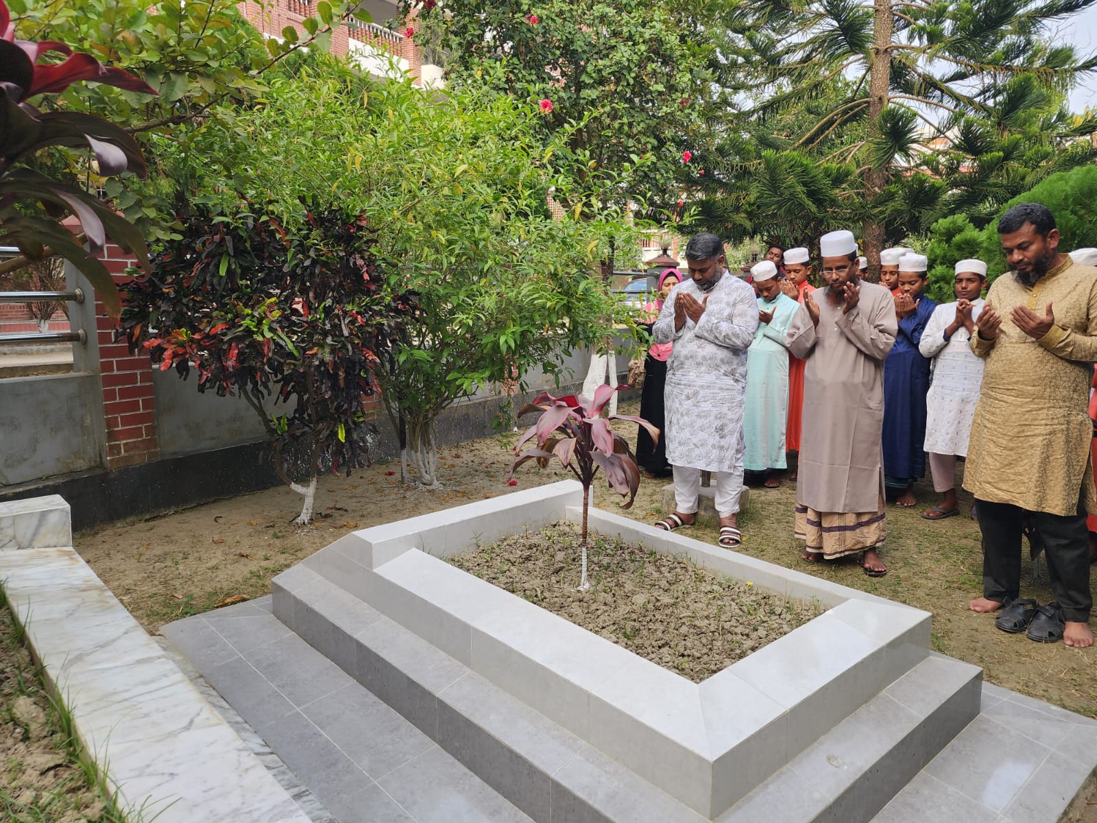 পাঁচকমলাপুরে মাদ্রাসার শিক্ষার্থীদের সঙ্গে স্বস্ত্রীক সময় কাটালেন শরীফুজ্জামান