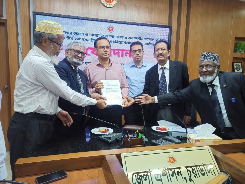 চুয়াডাঙ্গা জজ কোর্টে নবাগত আইন কর্মকর্তাদের যোগদান সভায় জেলা প্রশাসক