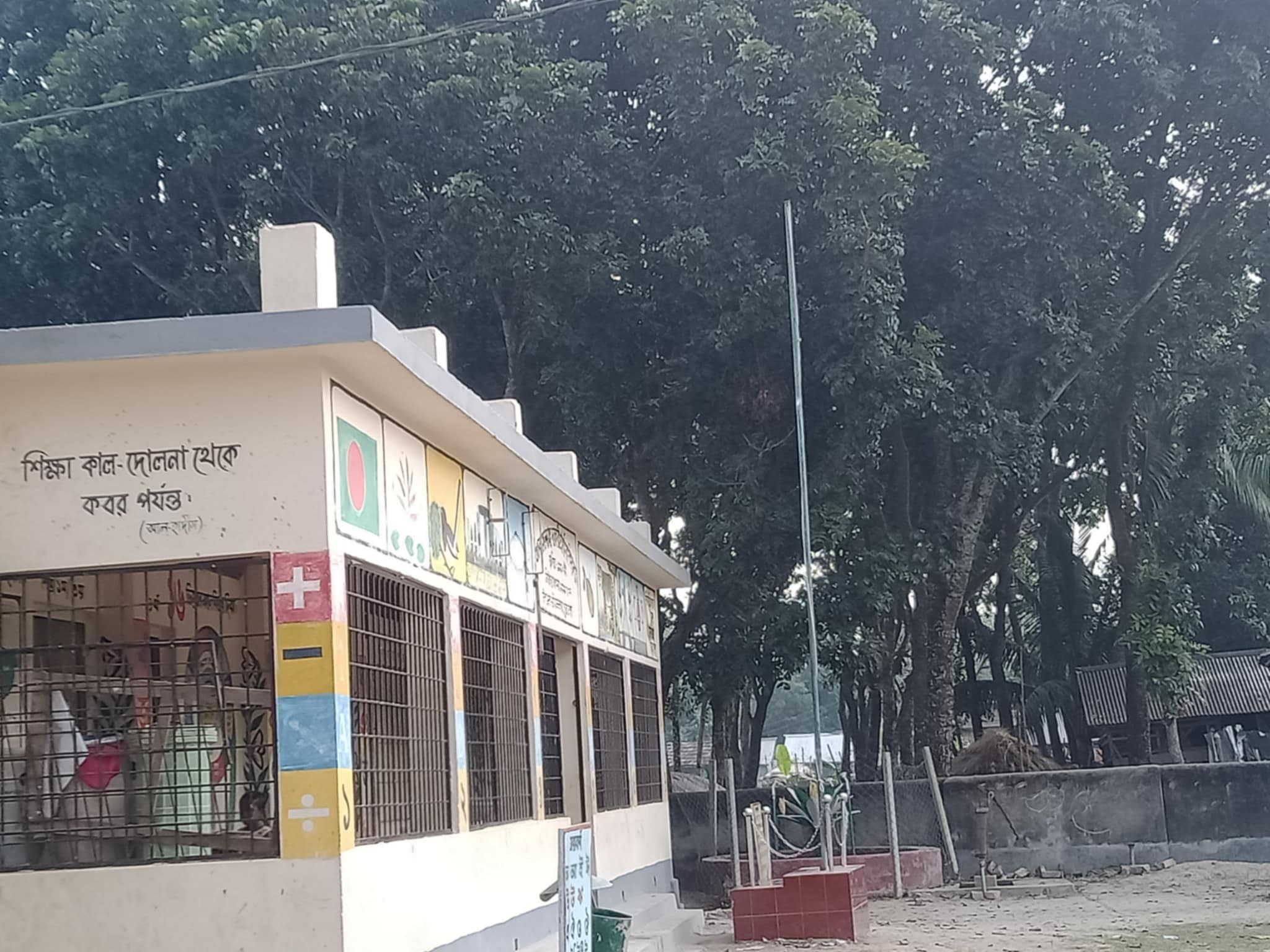স্কুলে ওঠে না জাতীয় পতাকা, ক্লাস করান না শিক্ষকেরা