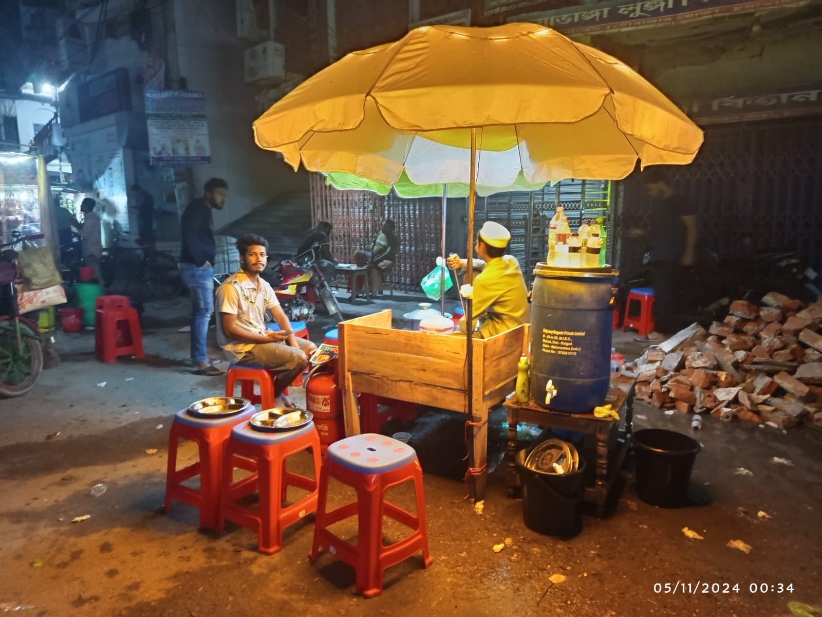 চুয়াডাঙ্গা বড় বাজারে জনপ্রিয় হয়ে উঠছে রাত্রীকালীন ভ্রাম্যমাণ খাবারের দোকান