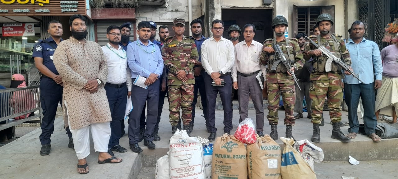 চুয়াডাঙ্গায় নিষিদ্ধ পলিথিন ব্যবহার রোধে ভ্রাম্যমাণ আদালতের অভিযান