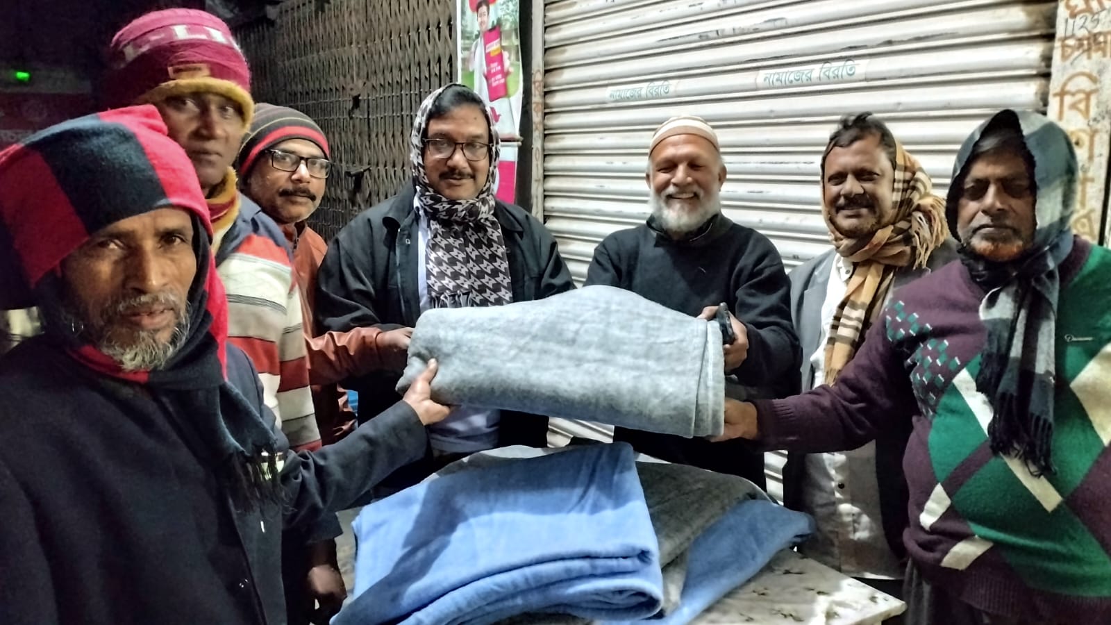 হাটবোয়ালিয়া বাজারের নৈশপ্রহরীদের মাঝে কম্বল বিতরণ