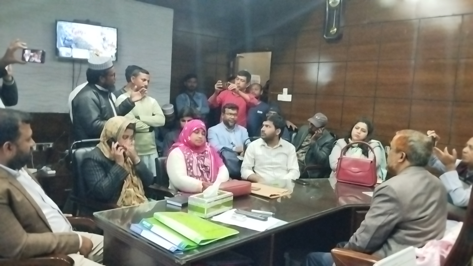 চুয়াডাঙ্গায় উপ-সহকারী কৃষি কর্মকর্তা সাজালেন নাটক, ভাড়া করে আনলেন লোকজন