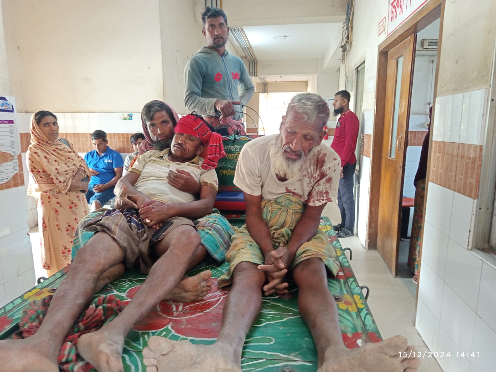 কুড়ুলগাছিতে জমি নিয়ে বিরোধে হামলায় দুই ছেলেসহ আহত বাবা