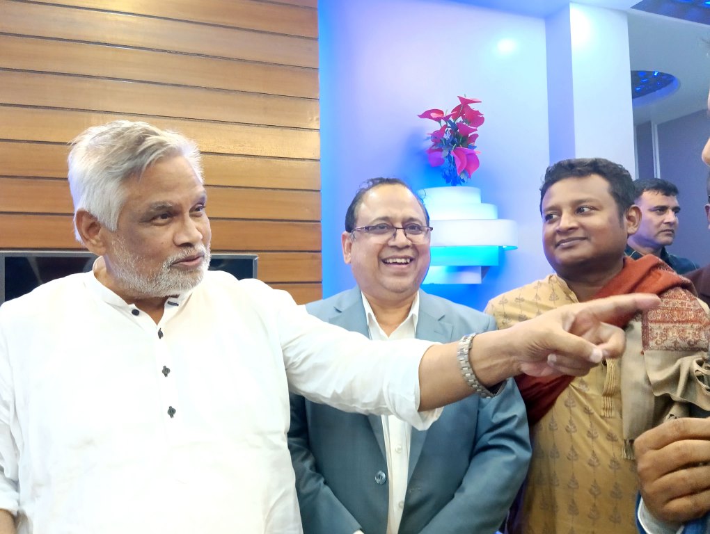 ঝিনাইদহে নেতা-কর্মীদের সঙ্গে মতবিনিময়কালে বিএনপির কেন্দ্রীয় নেতা আমানুল্লাহ আমান