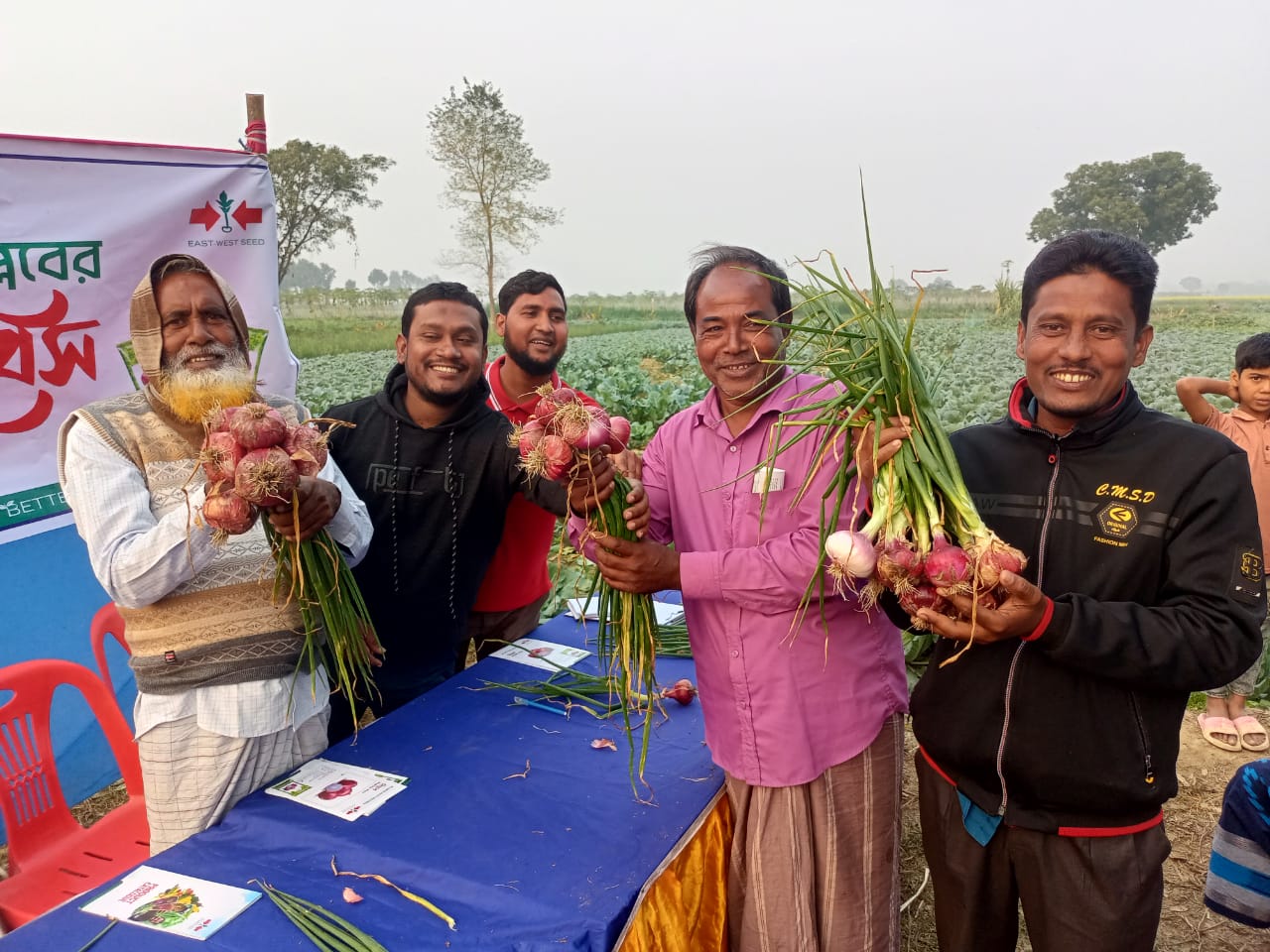 মেহেরপুরে গ্রীষ্মকালীন পেঁয়াজ বিপ্লবের মাঠ দিবস পালিত