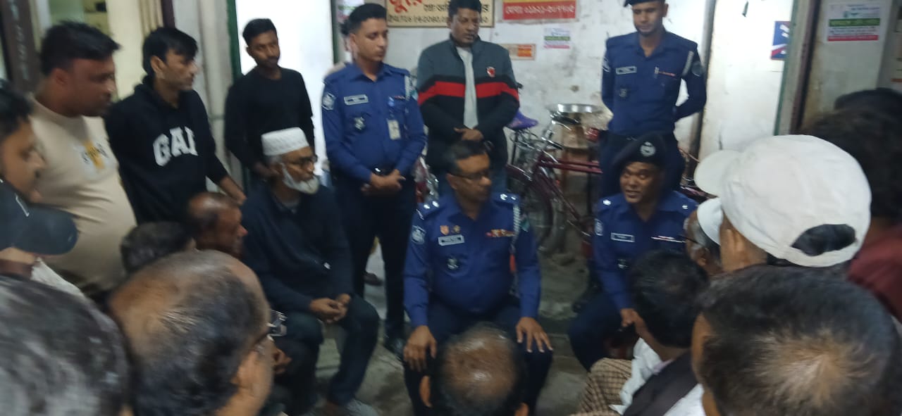 আলমডাঙ্গা শহরে চুরি প্রতিরোধে ব্যবসায়ীদের সাথে মতবিনিময়কালে পুলিশ সুপার
