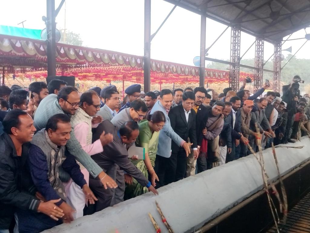 কেরু চিনিকলের আখ মাড়াই মৌসুমের উদ্বোধনকালে চিনি ও খাদ্য শিল্প কর্পোরেশনের চেয়ারম্যান