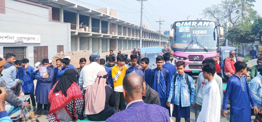দর্শনা ডিএস ফাজিল মাদ্রাসার অধ্যক্ষের পদত্যাগের দাবিতে সড়ক বন্ধ করে শিক্ষার্থীদের আন্দোলন