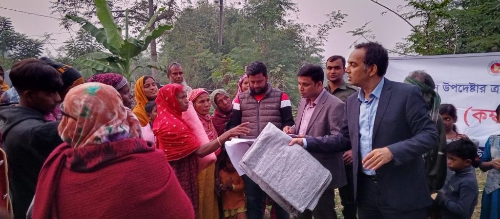 চুয়াডাঙ্গায় শীতার্তদের মধ্যে কম্বল বিতরণকালে জেলা প্রশাসক জহিরুল ইসলাম