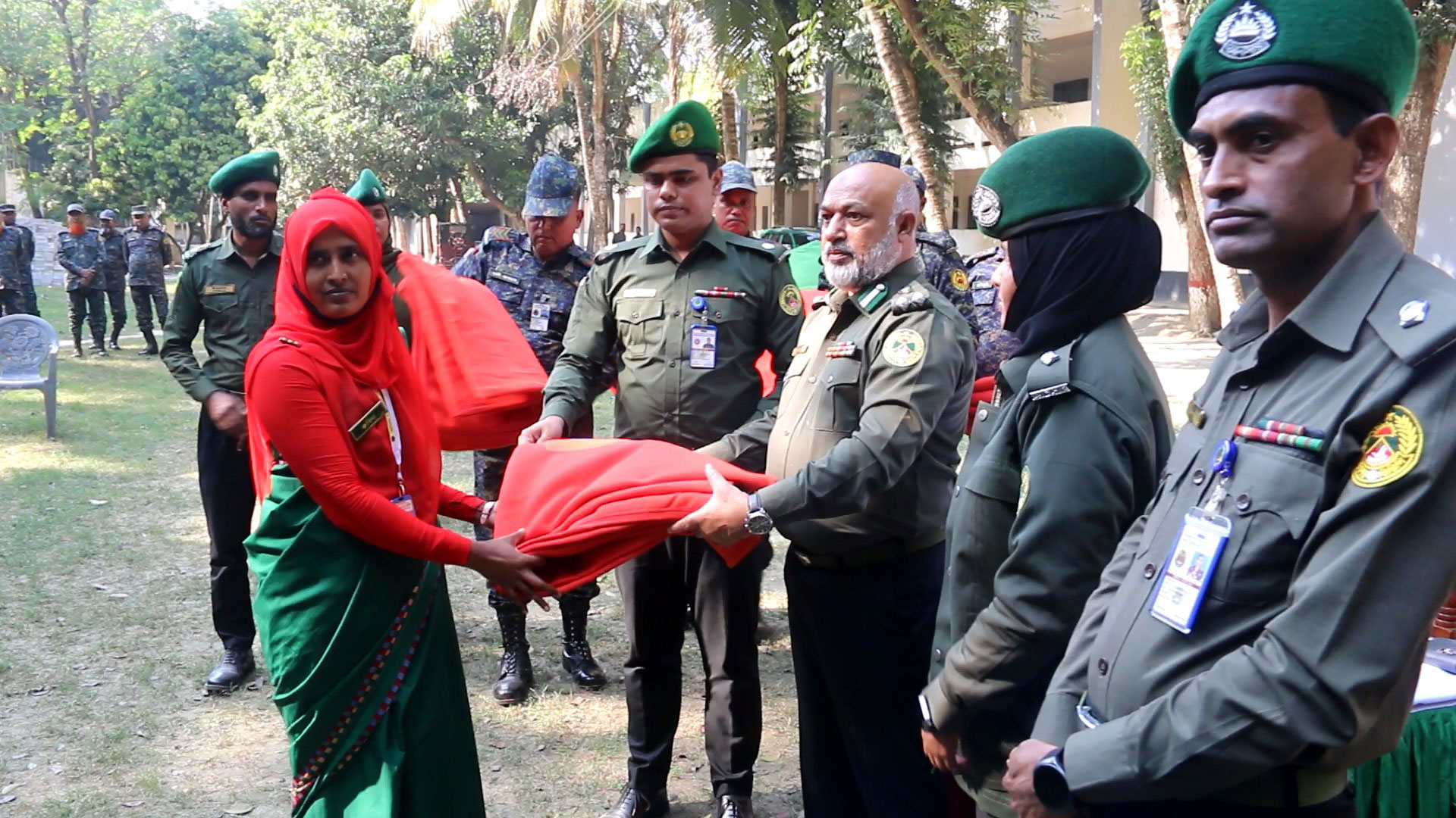 ঝিনাইদহে দুস্থ ও শীতার্ত আনসার সদস্যদের মাঝে শীতবস্ত্র বিতরণ