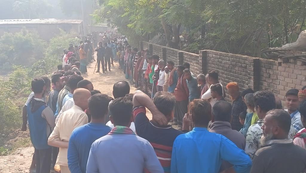 গাংনীতে সঠিক রাস্তা নির্মাণের দাবিতে মানববন্ধন