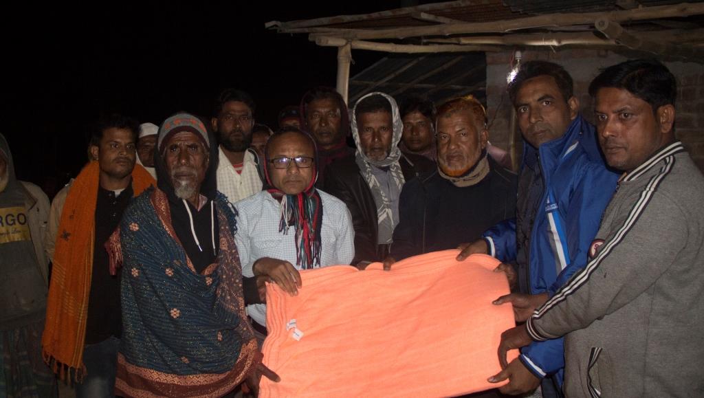 চুয়াডাঙ্গা ও মেহেরপুরে শীতবস্ত্র বিতরণ
