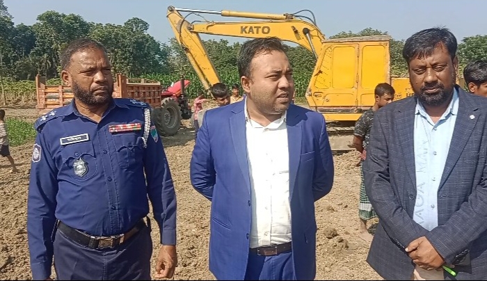 ফসলি জমির মাটি কেটে ইটভাটায় বিক্রি, ভেকু ও ট্রাক্টর জব্দ
