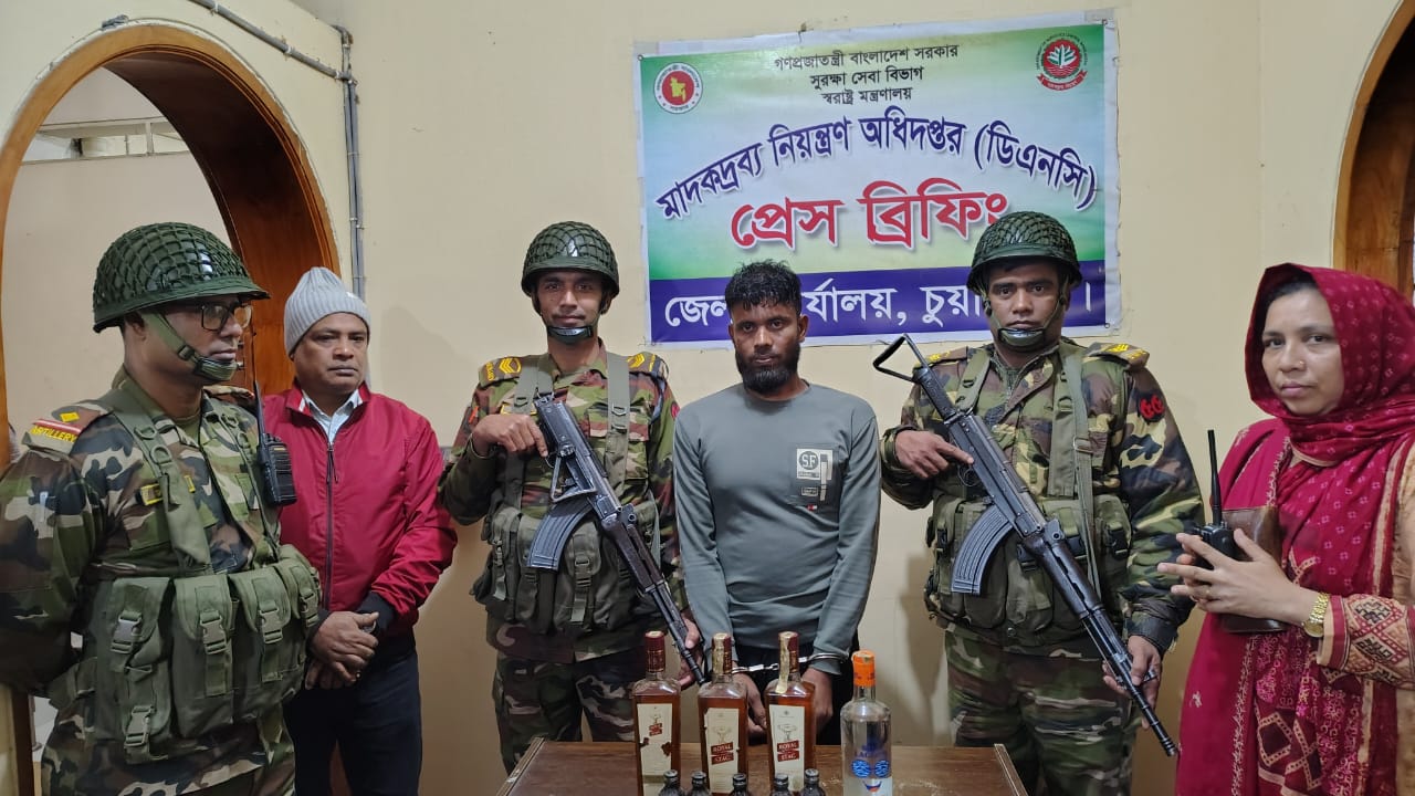 বিদেশি মদ, ফেনসিডিল ও গাঁজাসহ আটক ৩