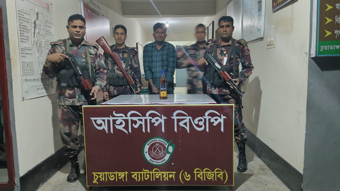 দর্শনা চেকপোস্টে ভারতীয় মদসহ ভুয়া পুলিশ সদস্য আটক