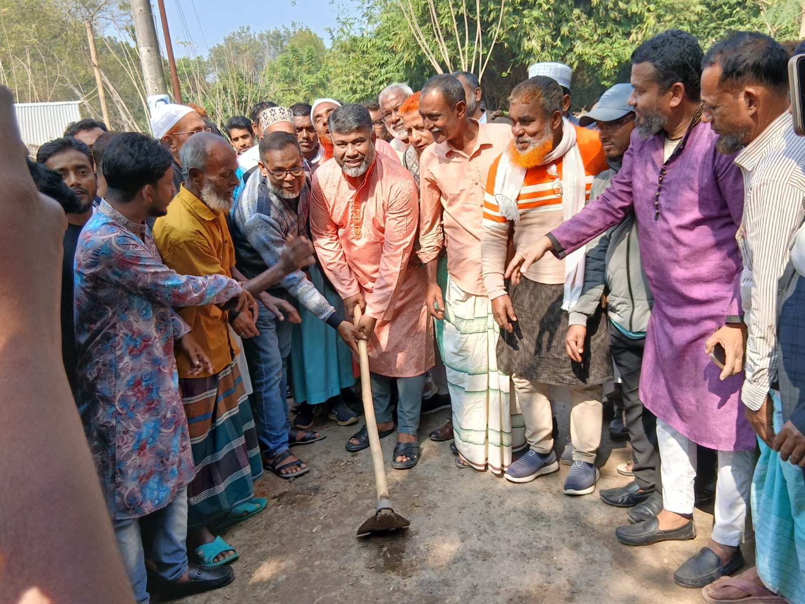 আলমডাঙ্গার পাঁচকমলাপুরে রাস্তার উন্নয়ন কাজের শুভ সূচনাকালে বিএনপি নেতা শরীফ