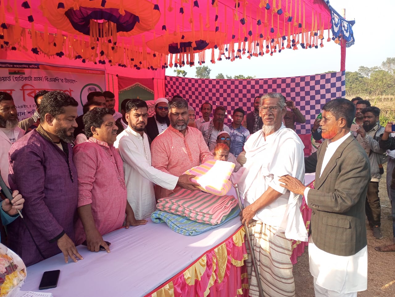 আলুকদিয়ায় শীতার্তদের মধ্যে শীতবস্ত্র বিতরণকালে বিএনপি নেতা শরীফ