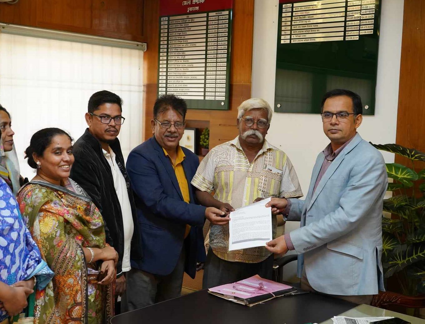 নিত্যপ্রয়োজনীয় পণ্যের অস্বাভাবিক মূল্যবৃদ্ধির প্রতিবাদে চুয়াডাঙ্গা ও মেহেরপুরে ক্যাবের মানববন্ধন
