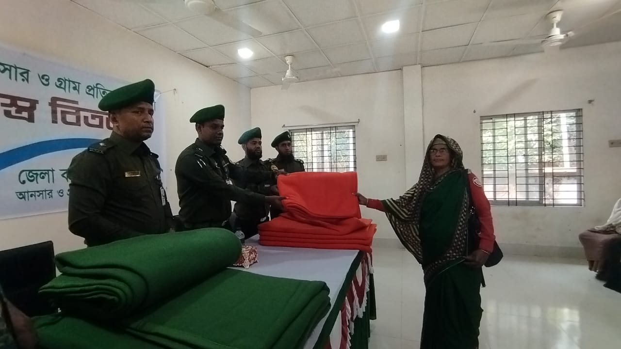 আনসার ও ভিডিপি সদস্যের মাঝে শীতবস্ত্র বিতরণকালে জেলা কমান্ড্যান্ট ফারুক ইসলাম
