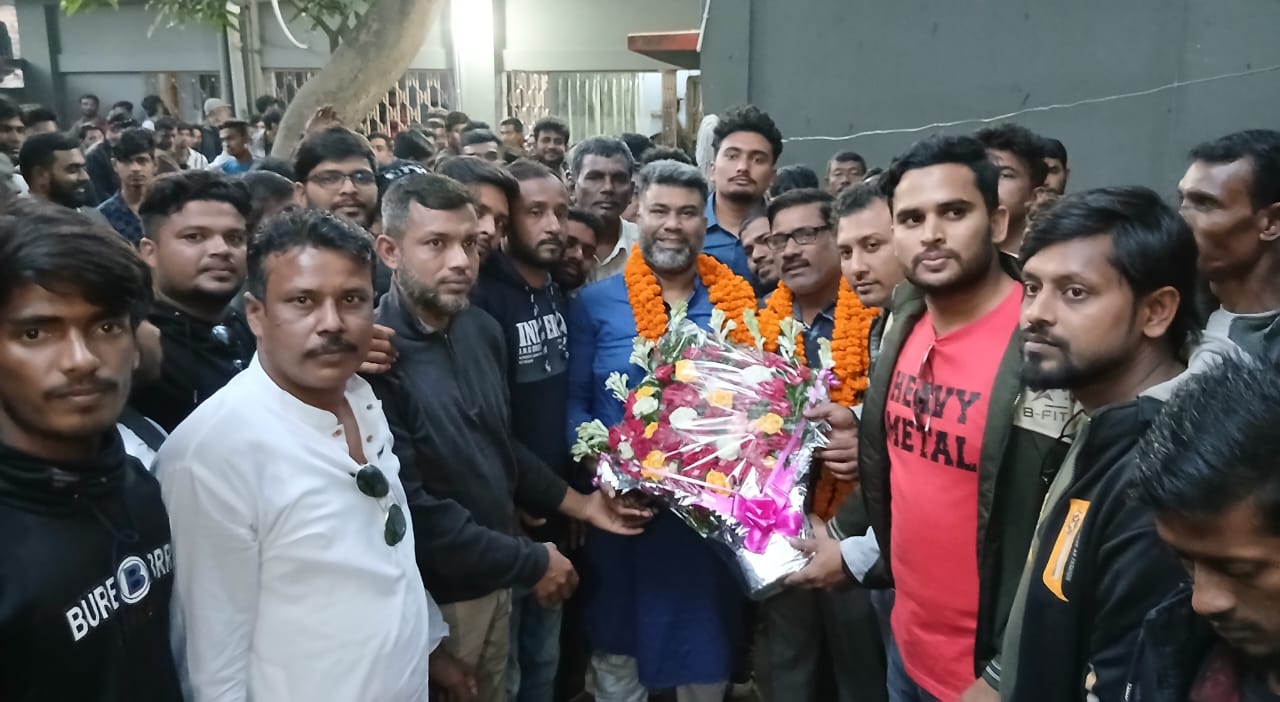 চুয়াডাঙ্গা জেলা বিএনপির সাধারণ সম্পাদক শরীফুজ্জামানকে নেতা-কর্মীদের ফুলেল শুভেচ্ছা
