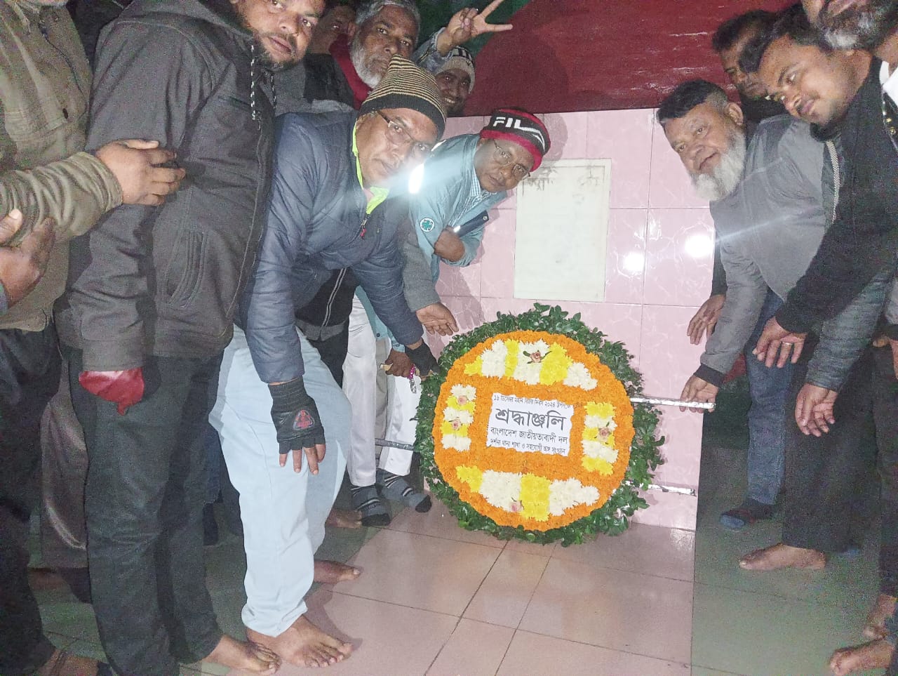 দর্শনায় মহান বিজয় দিবসের প্রথম প্রহরে বিএনপির পুষ্পমাল্য অর্পণ