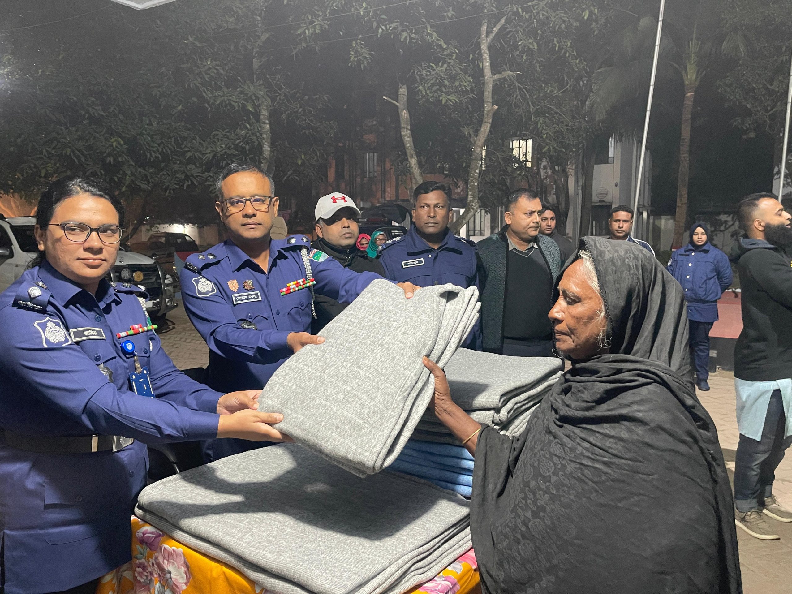 চুয়াডাঙ্গা জেলা পুলিশ ও উলামা কল্যাণ পরিষদের উদ্যোগে শীতার্তদের মাঝে কম্বল বিতরণ