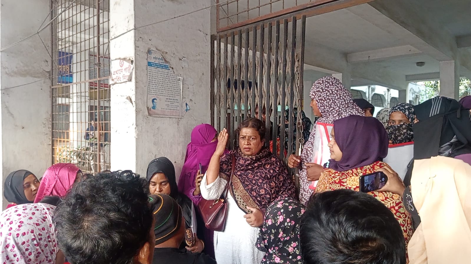 জেলা শিক্ষা অফিসারকে অবরুদ্ধ, ২৬ তারিখে ভর্তি নেয়ার আশ্বাস