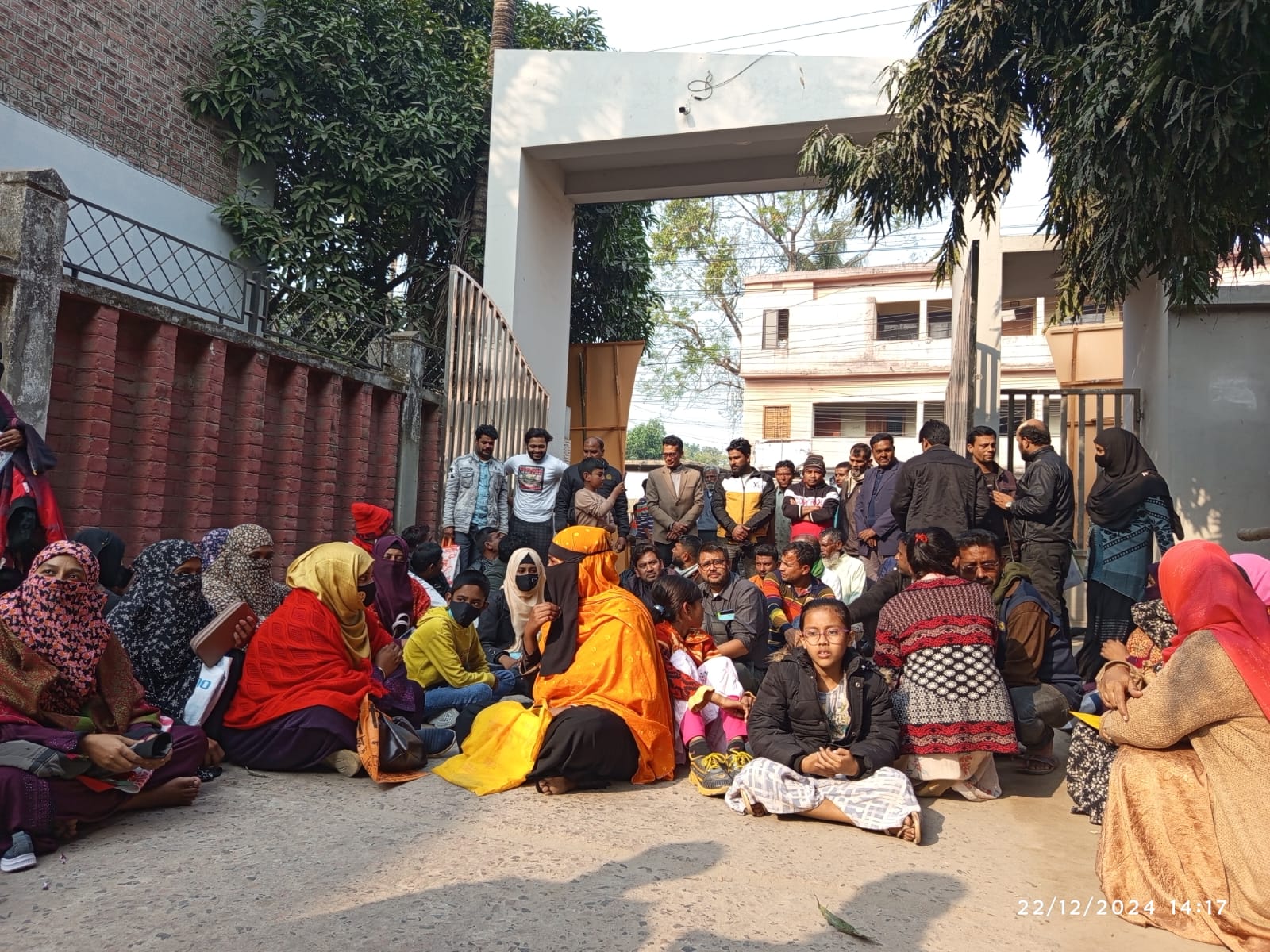 চুয়াডাঙ্গায় দুটি সরকারি বিদ্যালয়ে সন্তানদের ভর্তির দাবিতে অভিভাবকদের অবস্থান কর্মসূচি