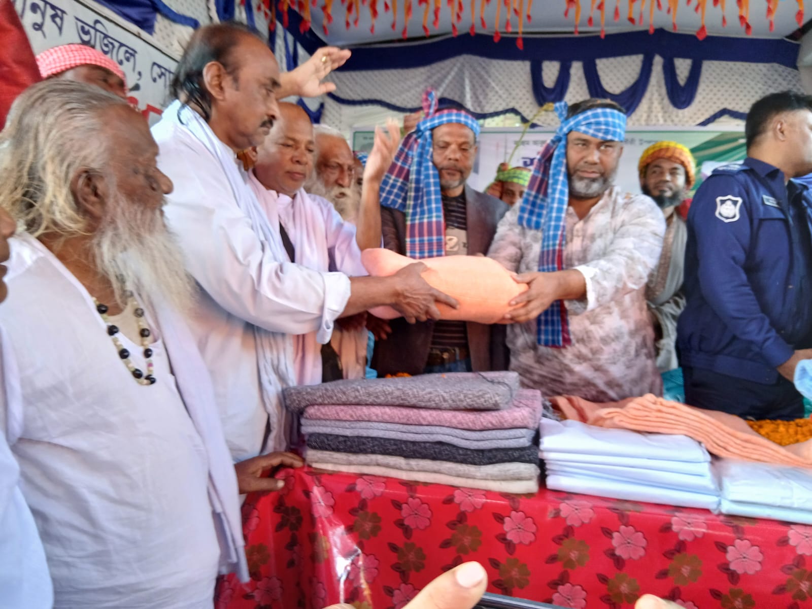 ফকির আবুল শাহ্’র মৃত্যুবার্ষিকীতে শীতবস্ত্র বিতরণকালে বিএনপি নেতা শরীফ