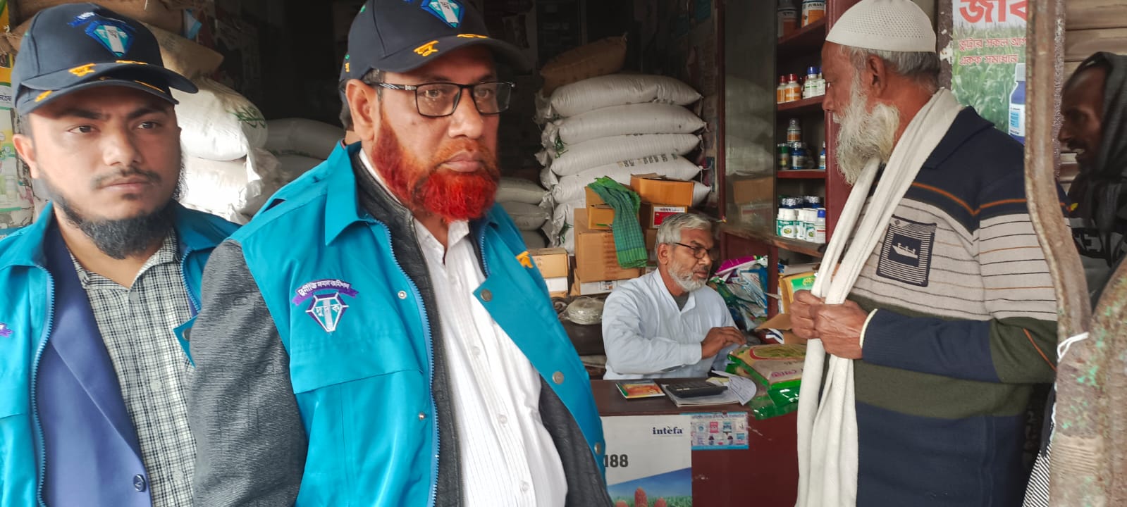 চুয়াডাঙ্গায় কৃত্রিম সংকট তৈরি ও বেশি দামে সার বিক্রির অভিযোগ