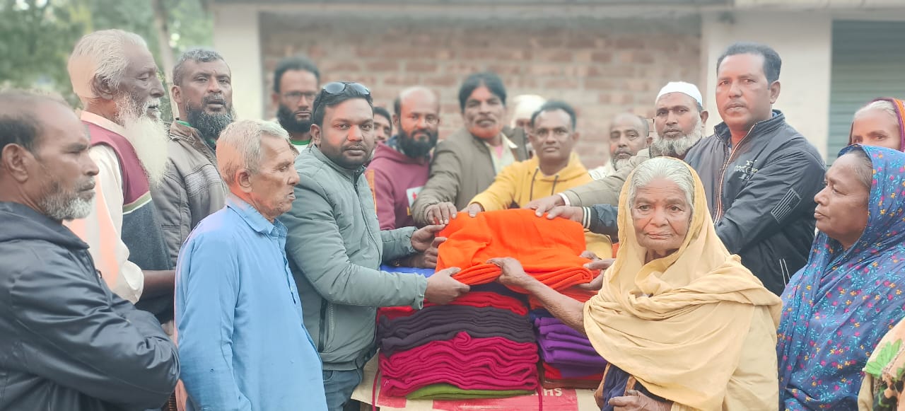 চুয়াডাঙ্গার কুতুবপুরে শীতার্ত মানুষের মাঝে কম্বল বিতরণ