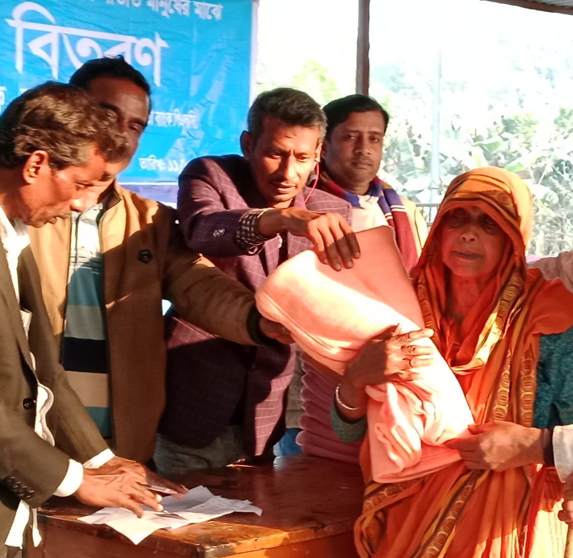 চুয়াডাঙ্গার পদ্মবিলা ইউনিয়নে শীতার্ত মানুষের মাঝে কম্বল বিতরণ