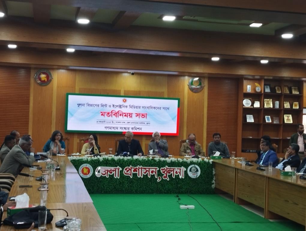 খুলনা বিভাগের গণমাধ্যমকর্মীদের সঙ্গে মতবিনিময় সভায় গণমাধ্যম সংস্কার কমিশনের প্রধান কামাল আহমেদ