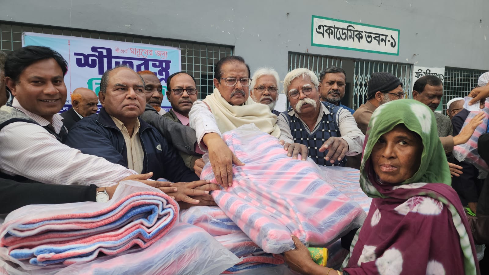 চুয়াডাঙ্গা নাগরিক পরিষদের উদ্যোগে শীতার্ত মানুষের মাঝে কম্বল বিতরণ