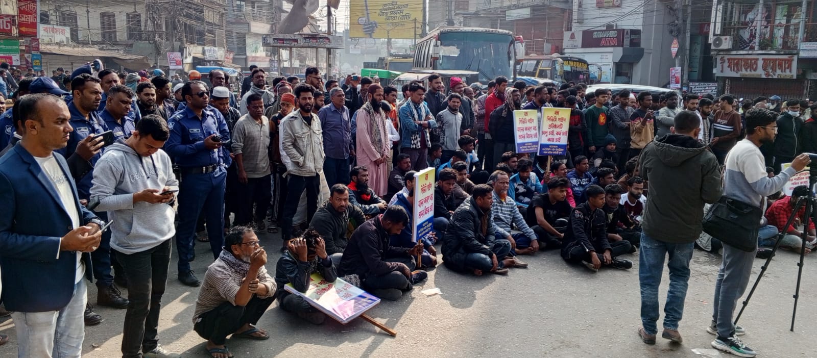 কাস্টমস কর্মকর্তার শাস্তি ও বন্ধ প্রতিষ্ঠান চালুর দাবি