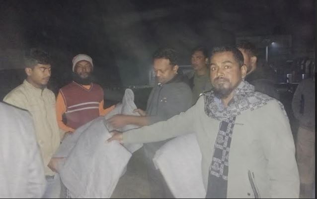 হরিণাকুণ্ডে গভীর রাতে ঘুরে ঘুরে শীতবস্ত্র বিতরণ করলেন ইউএনও