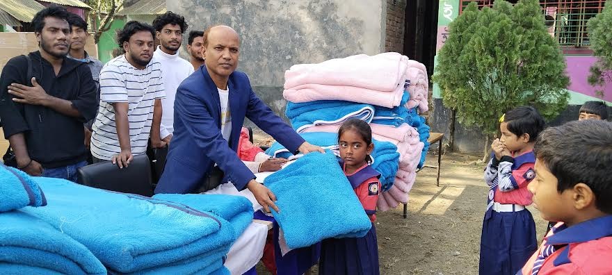 দর্শনা, তিতুদহ-পদ্মবিলা ইউনিয়ন ও হাটবোয়ালিয়ায় দুস্থদের মাঝে শীতবস্ত্র বিতরণ