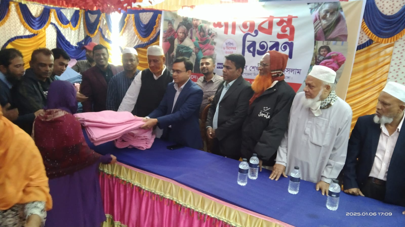 আলমডাঙ্গায় শীতার্তদের মাঝে কম্বল বিতরণ