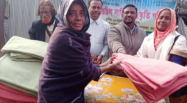 আলমডাঙ্গায় শীতার্তদের মাঝে কম্বল বিতরণ