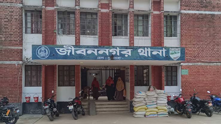জীবননগরে মুরগিবাহী আলমসাধুতে ডাকাত দলের হানা