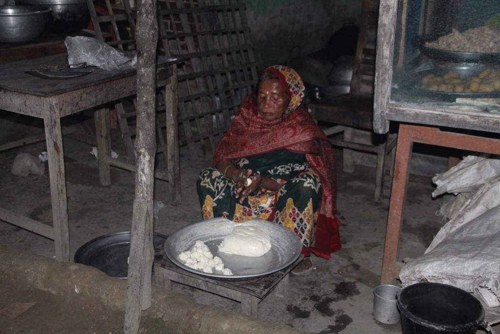 গড়াইটুপিতে ছয় দশক ধরে মিষ্টি তৈরির কারিগর মিনতি অধিকারী