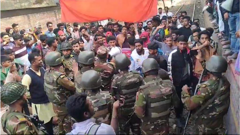 প্রায় ৩ ঘণ্টা বন্ধ ছিল খুলনার সঙ্গে সারাদেশের রেল যোগাযোগ