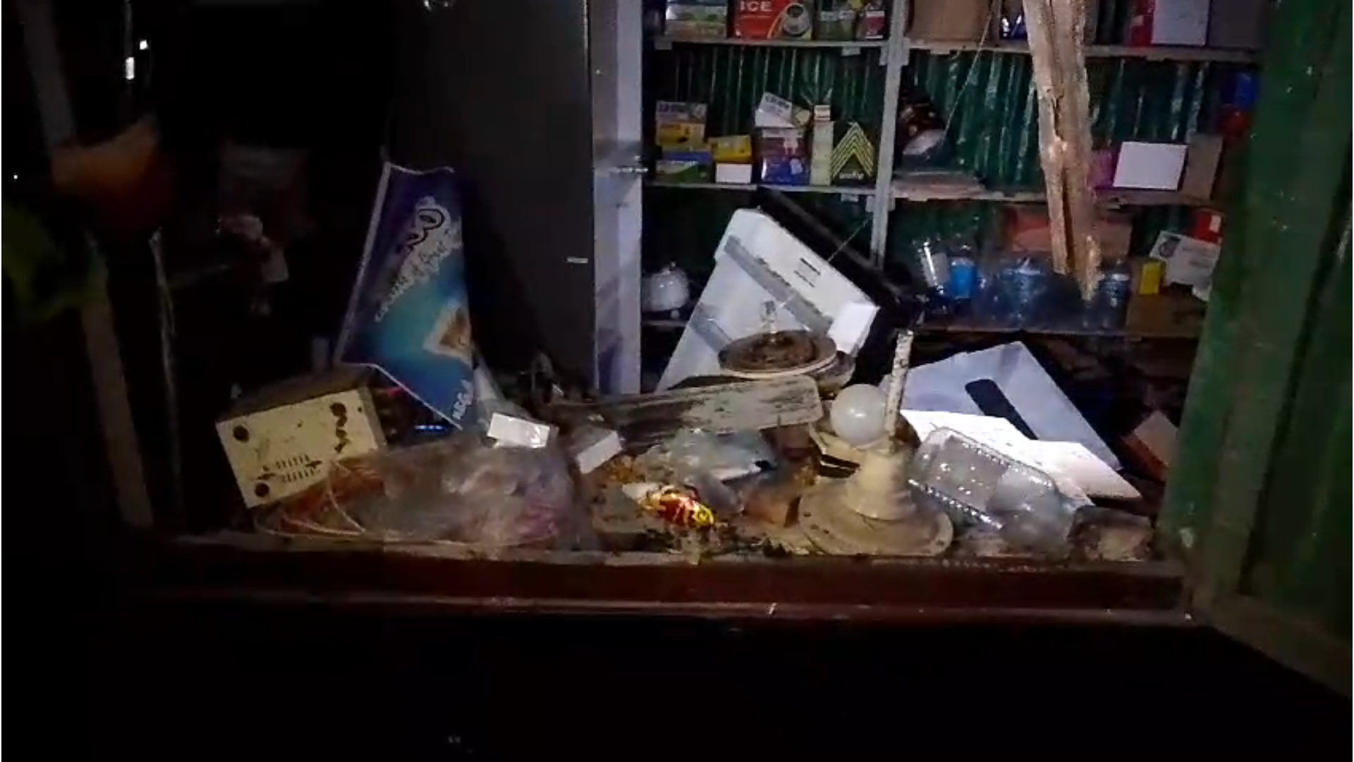 দেশীয় অস্ত্রের মহড়া, আহত ২, জনমনে আতঙ্ক