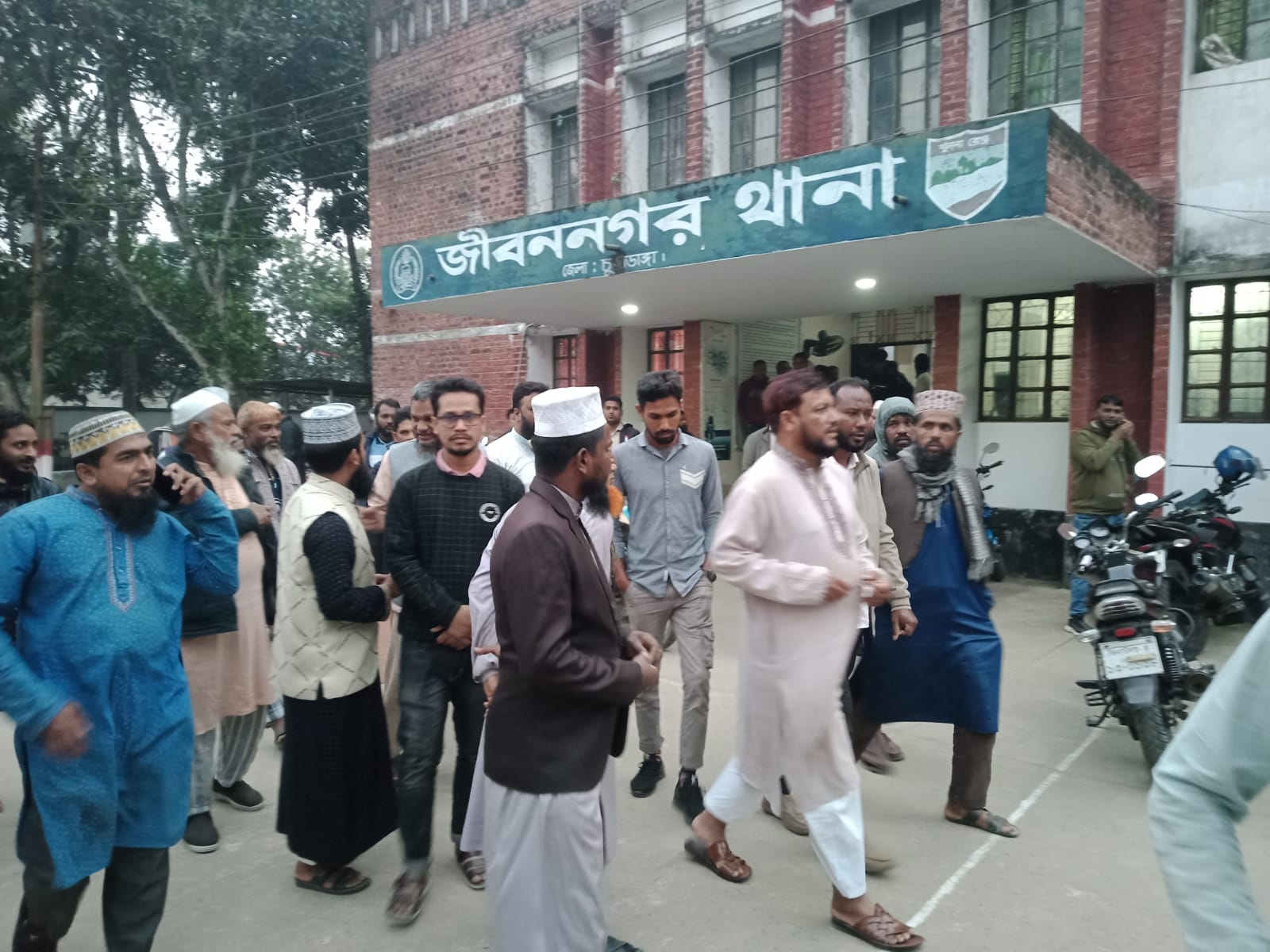 জীবননগরে রাস্তার জমিকে কেন্দ্র করে বিএনপি-জামায়াতের মধ্যে উত্তেজনা